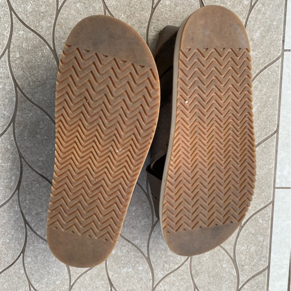 TOMS sandals- Womens 8, EUC - Picture 4 of 4